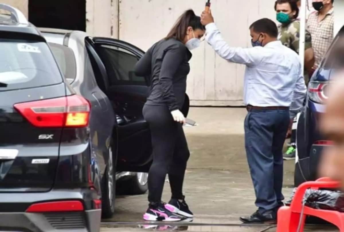 Kareena Kapoor in a Sports Look is busy shooting for back to back photo shoots