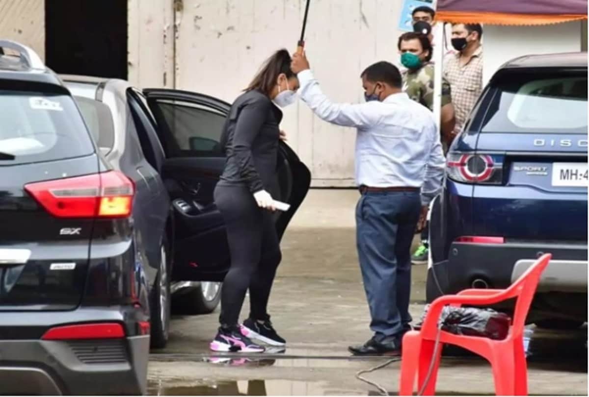 kareena kapoor shooting with co star leo actress a cute video with her Pug dog leo