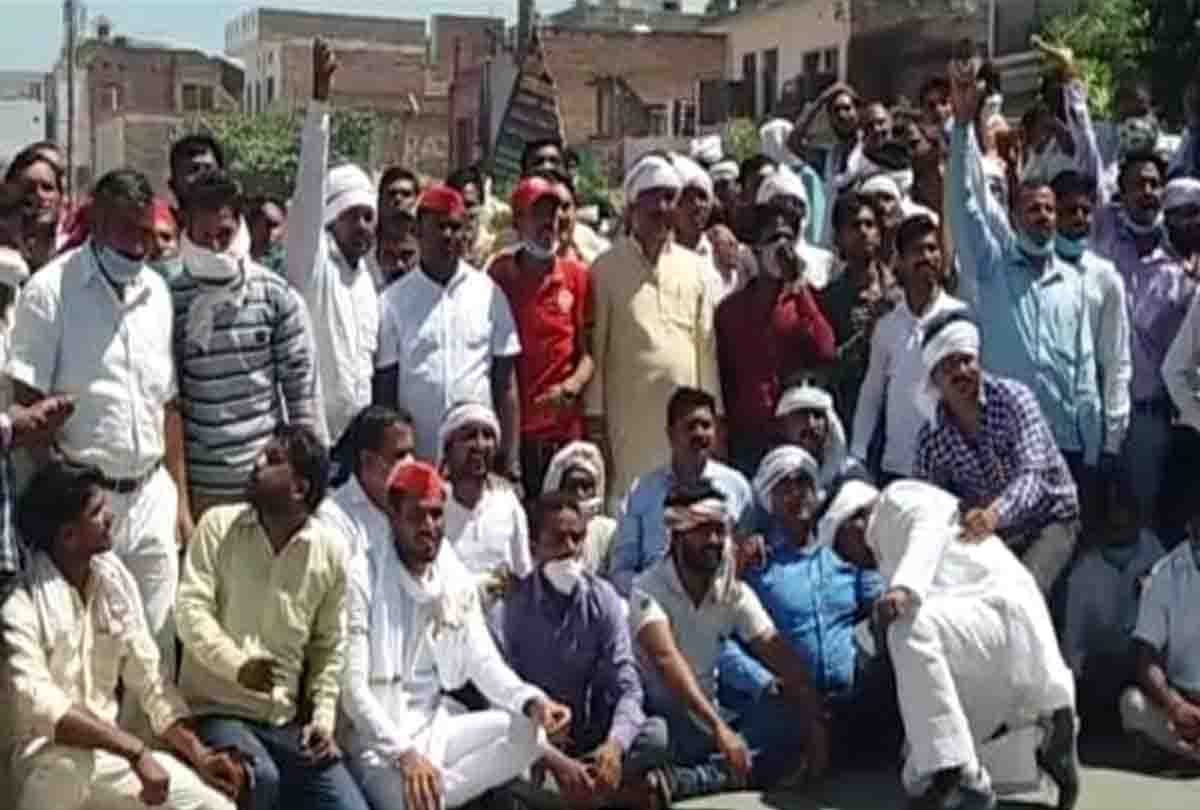 Stoned in SP-BJP supporters during LDB polling in Kannauj, SO injured