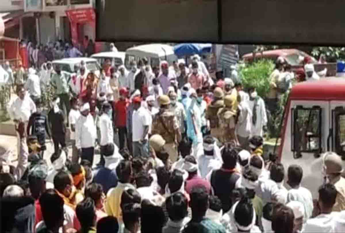 Stoned in SP-BJP supporters during LDB polling in Kannauj, SO injured