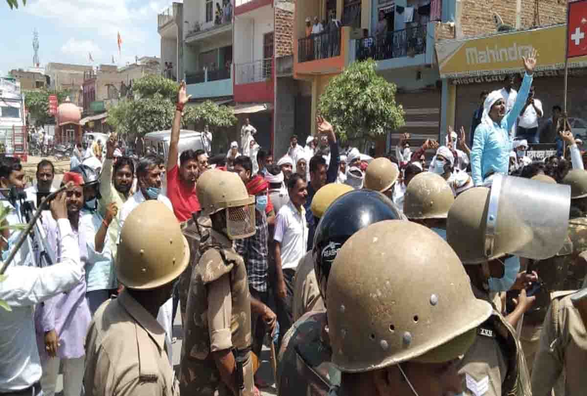 Stoned in SP-BJP supporters during LDB polling in Kannauj, SO injured