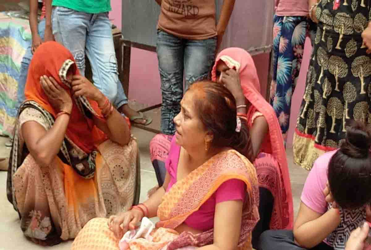 बिलखते परिजन