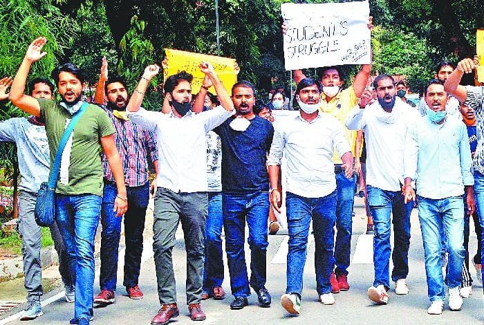 abvp protest and rally in punjab university for fees