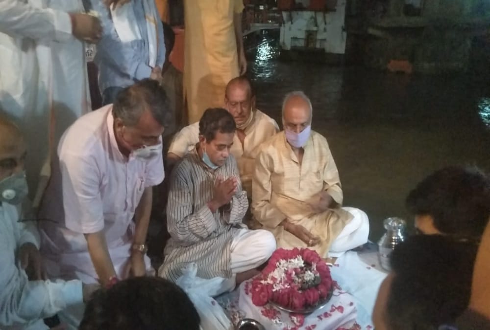 Bharat Ratna Pranab Mukherjee Funeral: Pranab Mukherjee Bones immersed in Haridwar har ki pauri ganga
