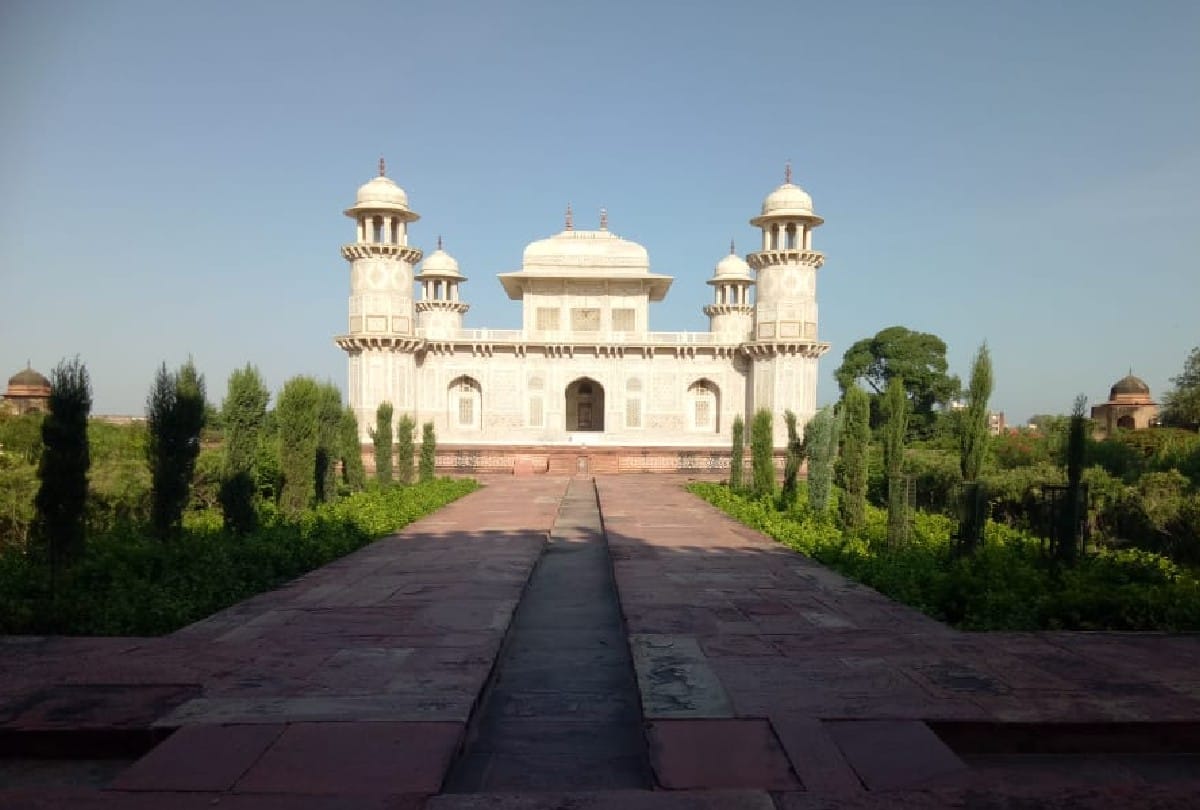 Baby Taj carvings and paintings here are as beautiful as Taj Mahal