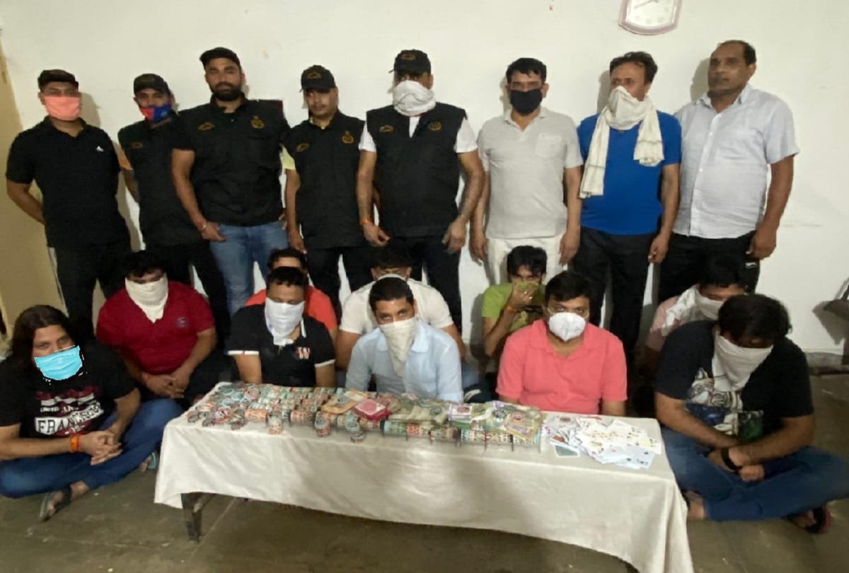 Oyo hotel faridabad casino operated 12 people including 2 girls arrested 7 lakh rupees seized