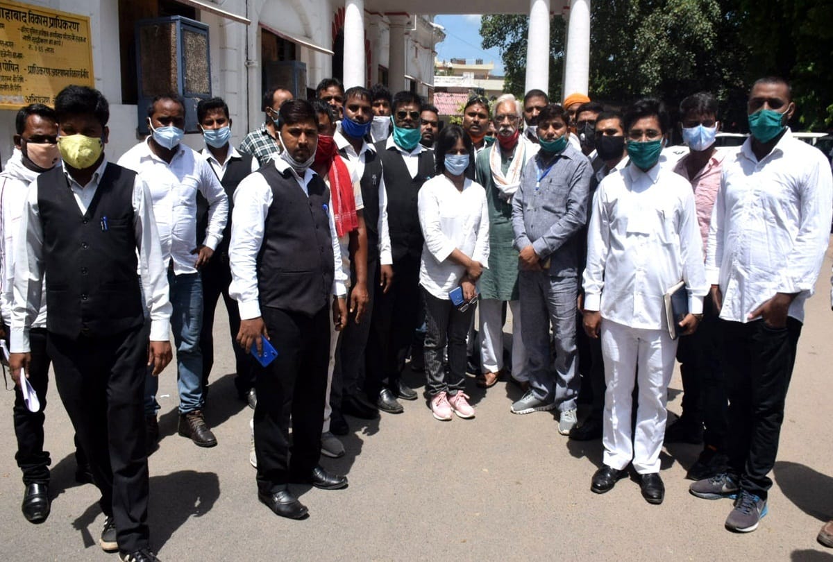 allahabad high court Advocates protesting the claims tribunal intensified, took out procession and burnt effigy