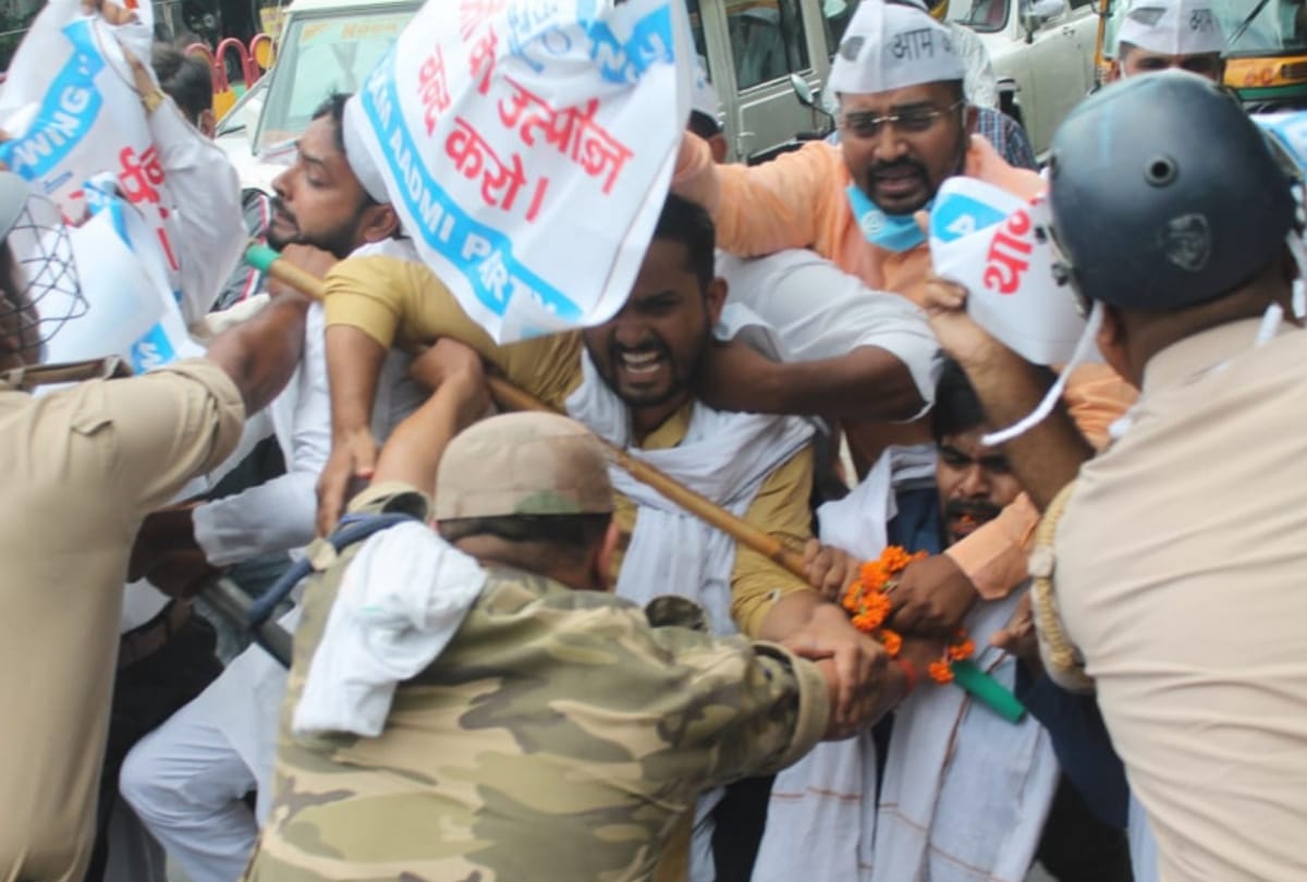 AAP protest against Dalit oppression, clash with police, arrested