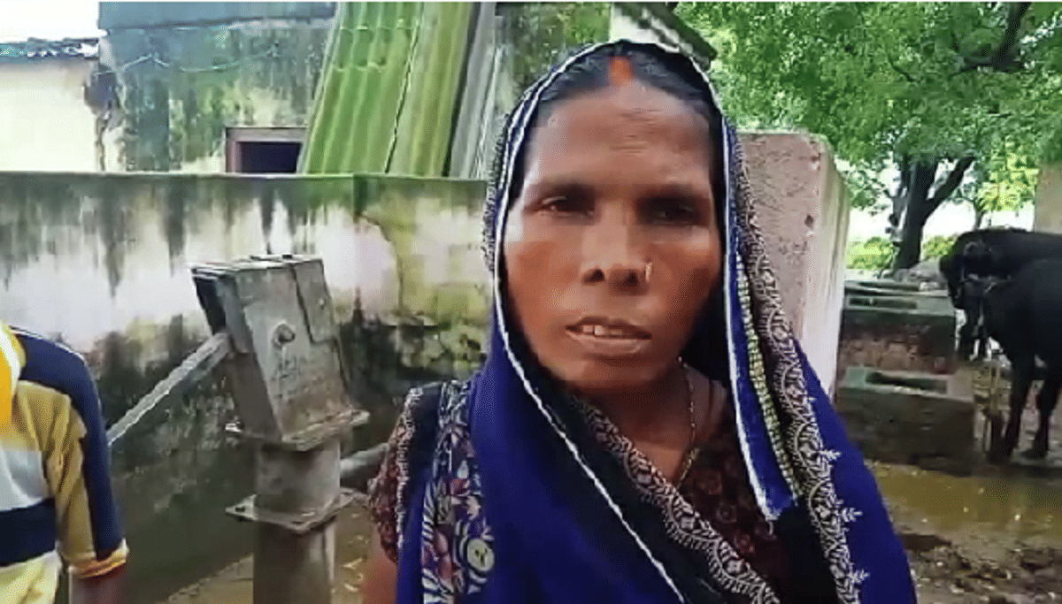 Snakes with water coming out of hand pump, panic in area in jaunpur village