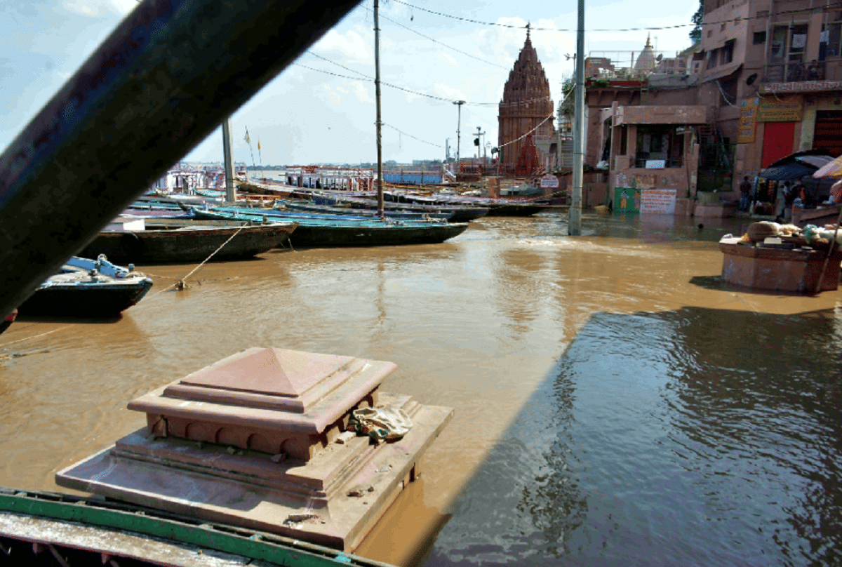 Water level increasing ganga ghat stairs sink cremation on roof and streets manikarnika ghat dashashwamedh ghat varanasi