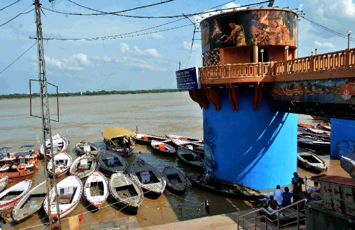 Water level increasing ganga ghat stairs sink cremation on roof and streets manikarnika ghat dashashwamedh ghat varanasi