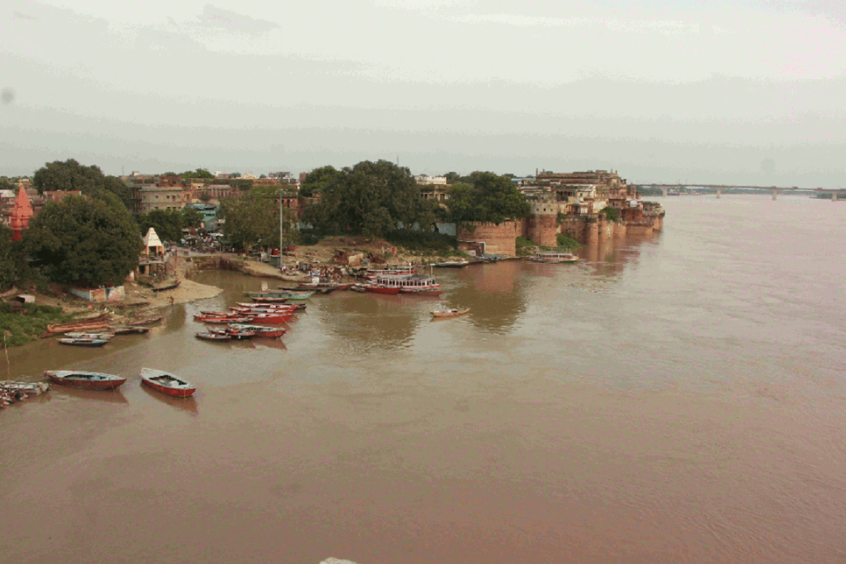 Water level increasing ganga ghat stairs sink cremation on roof and streets manikarnika ghat dashashwamedh ghat varanasi