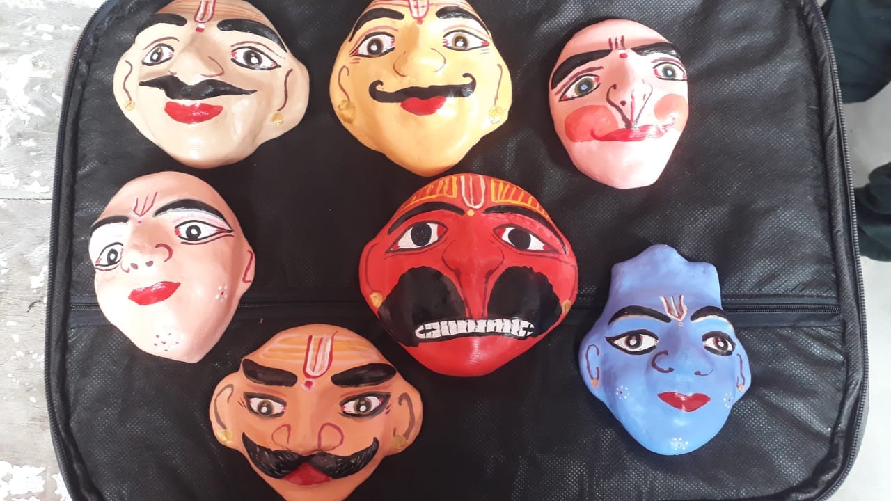 Varanasi: preparing to deliver the characters of Ramlila from door to door