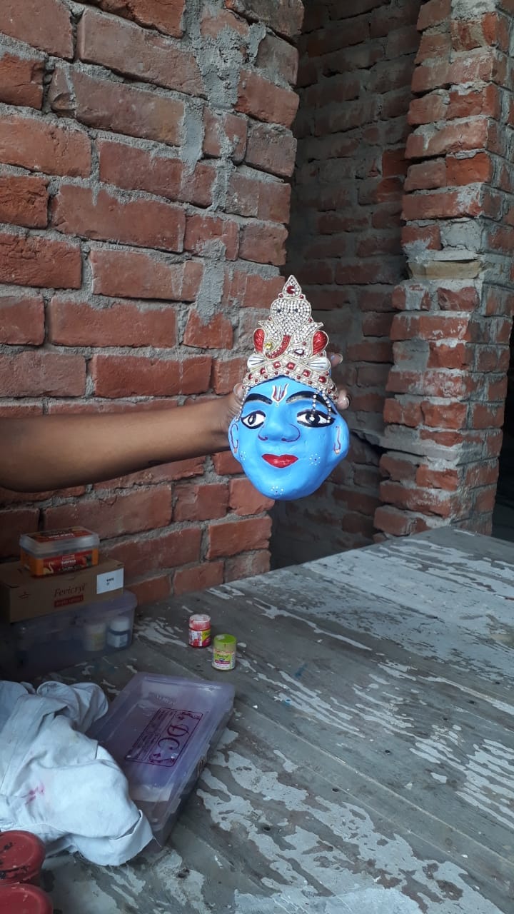 Varanasi: preparing to deliver the characters of Ramlila from door to door