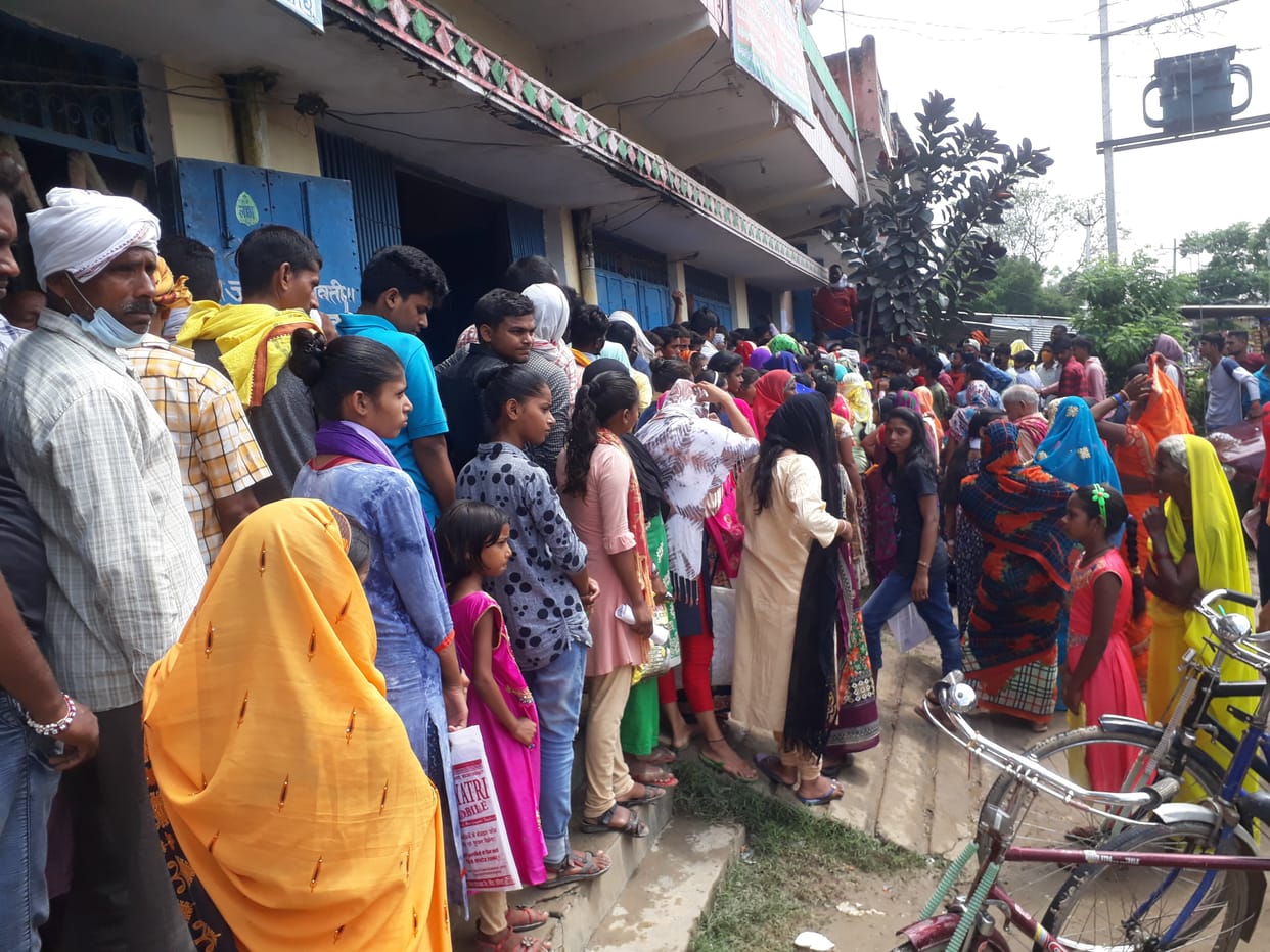 Crowds gathered to make Aadhar card and get amended, people forget social distancing