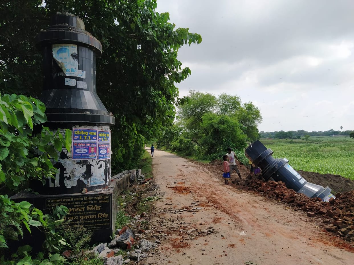 Gate demolished in the name of Acharya Hazari Prasad