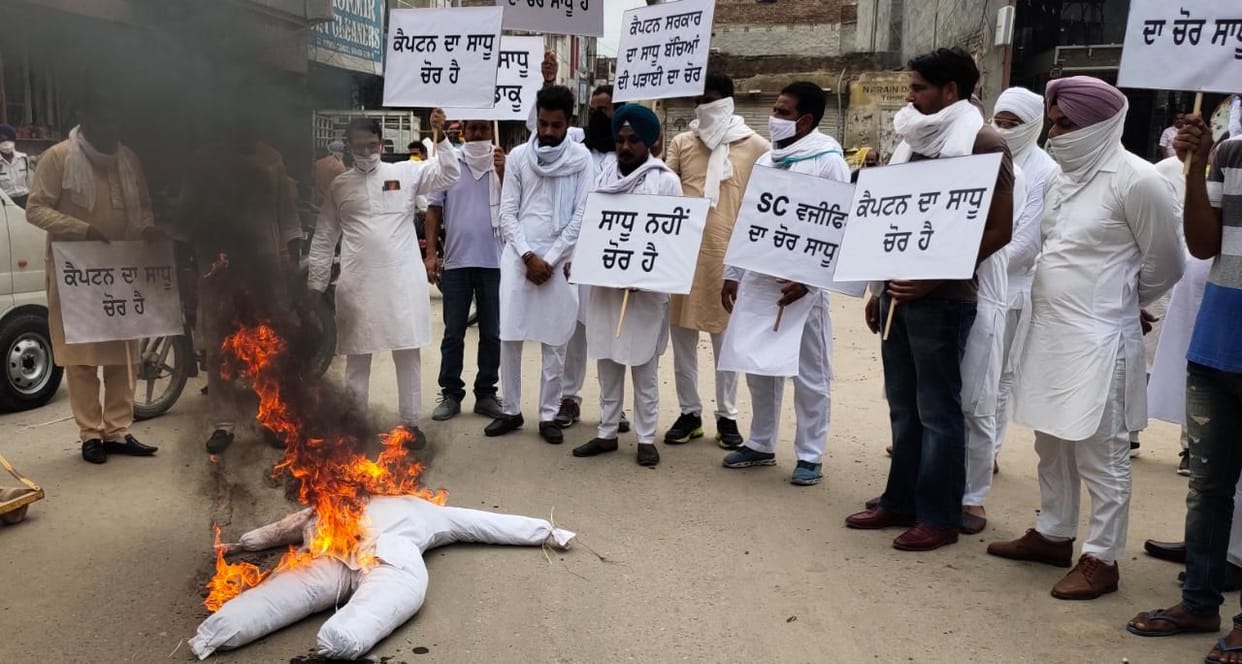 Youth Akali Dal burnt effigy of Dharmasot in abohar