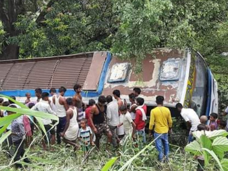 Uttar Pradesh bahraich bus looses control overturn 40 passengers injured