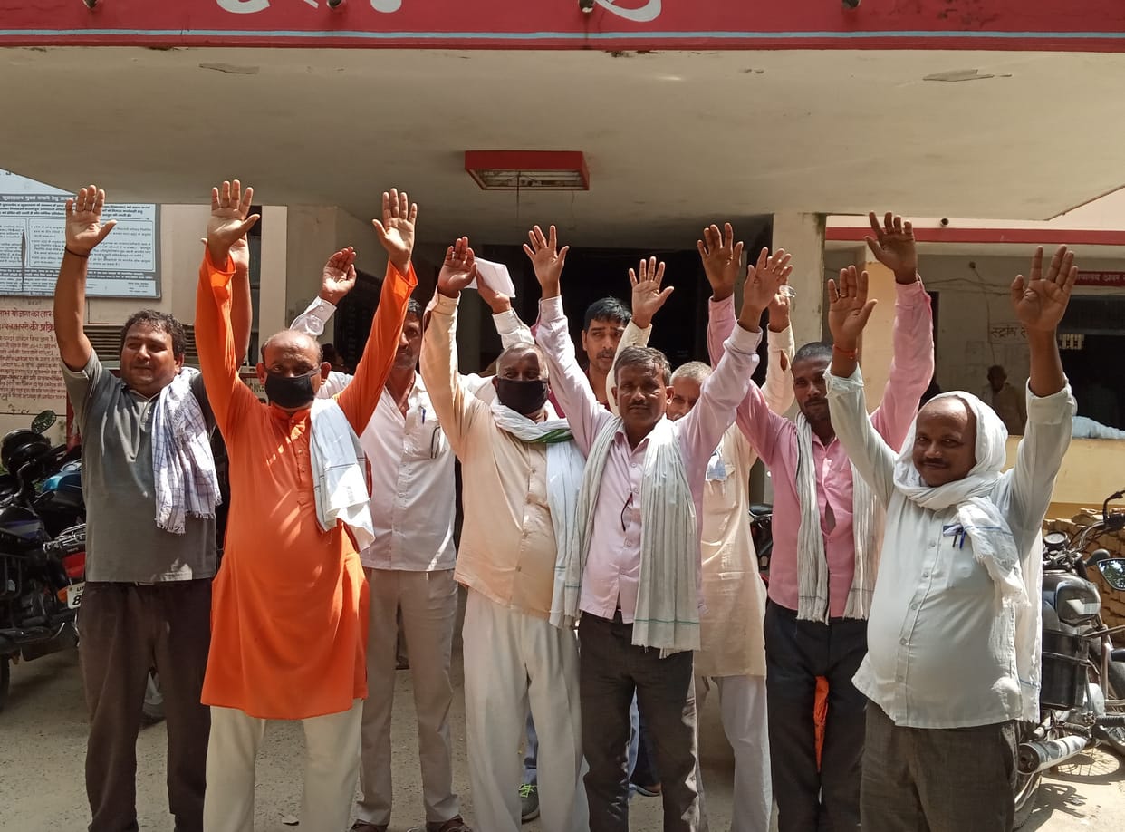 Demonstration on tehsil to demand road construction