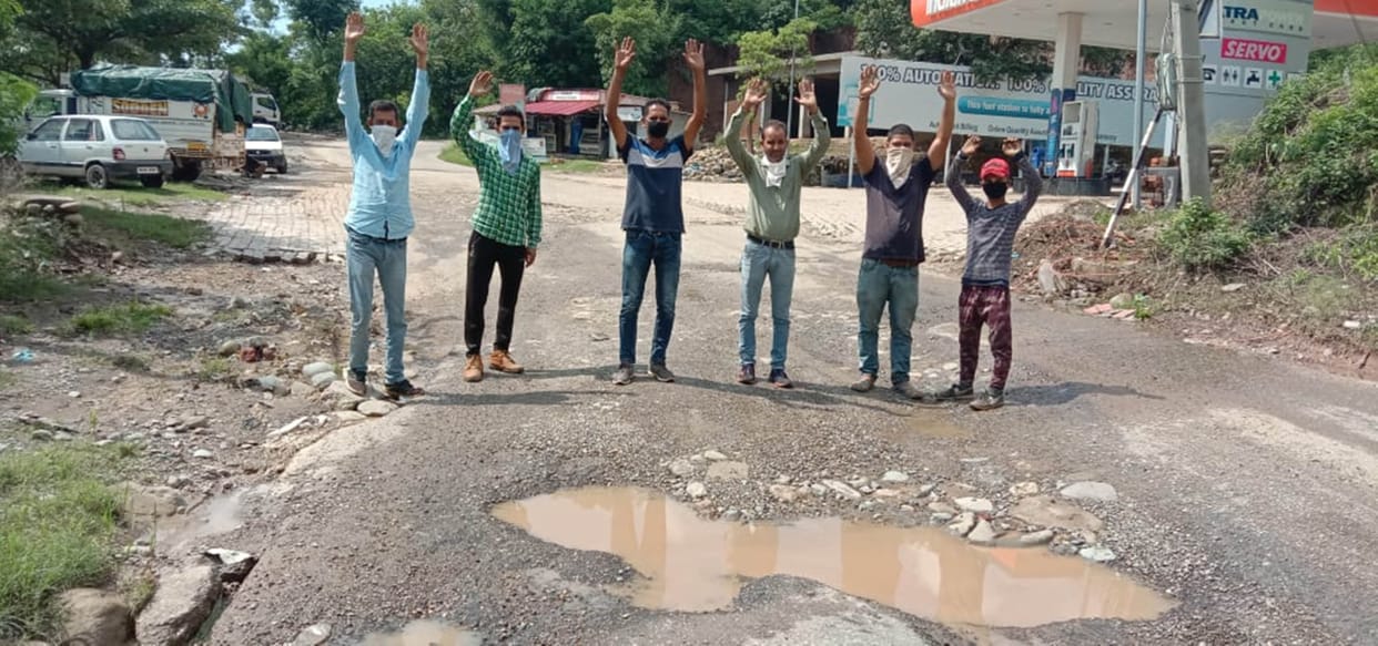 Demonstration against pits on national highway in pathankot