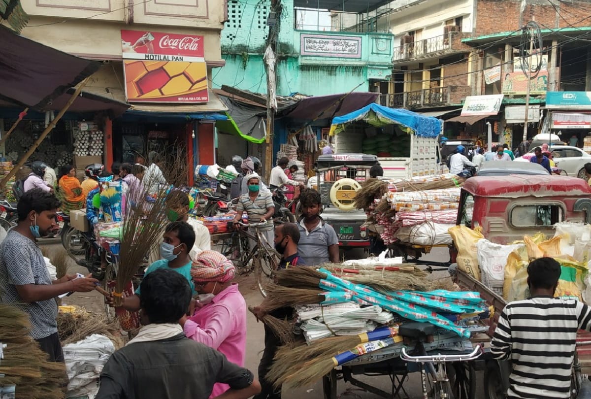 Up government ends weekend lockdown rules in gorakhpur and People ignoring social distancing
