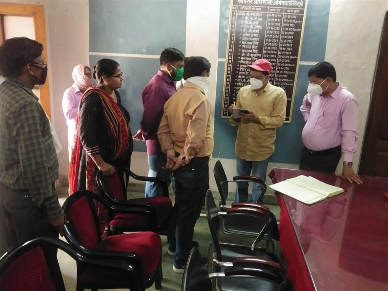 Hathras: Officers and babu found absent from offices