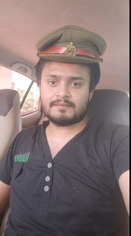 The young man put a photo on the WhatsApp wearing the cap of the inspector