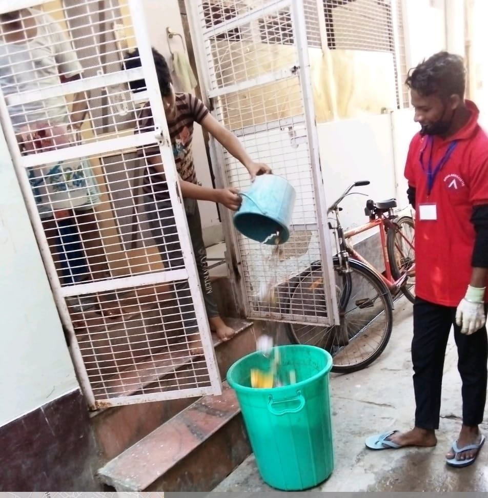 Hathras: Municipality picking up rubbish of houses for one rupee
