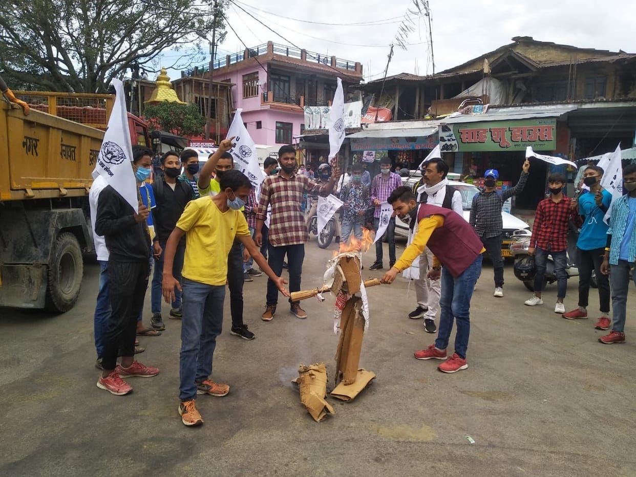 Uttarakhand student organization burnt effigy of education minister