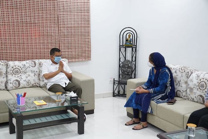 Chief Minister Arvind Kejriwal met the family of Rajesh Kumar Bhardwaj offered them cheque of one crore as financial assistance