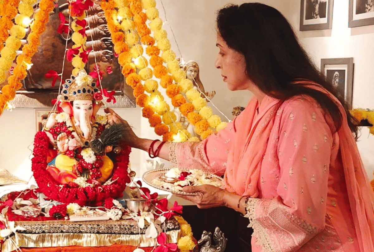 Ganpati Visarjan 2020 Hema Malini and family bid adieu to Bappa Dharmendra and daughter Esha Deol also join
