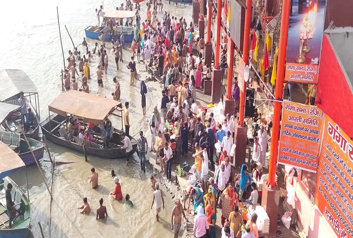 Pitru Paksha 2020 many people violates social distancing norms during ganga bath in braj ghat