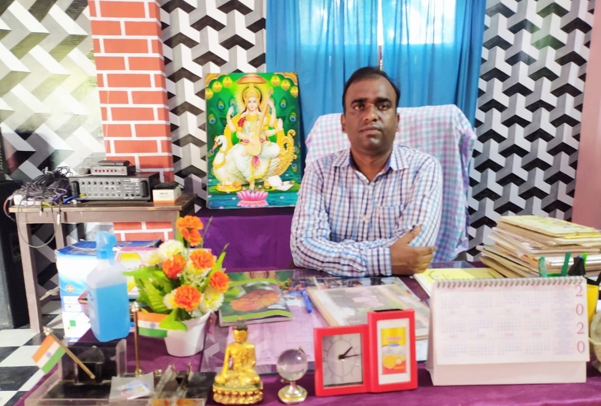 Dhannu Chauhan of Maharajganj will receive State Teacher Award