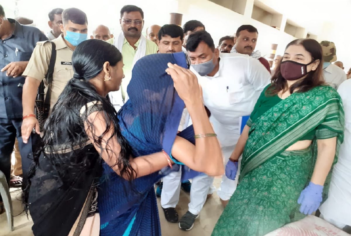 BJP mp maneka gandhi meets deceased inspector sunil yadav family console them