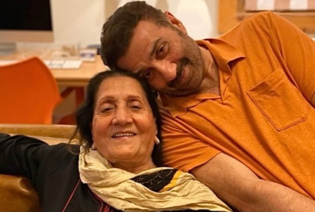 Sunny deol and Bobby deol share picture on mother  birthday