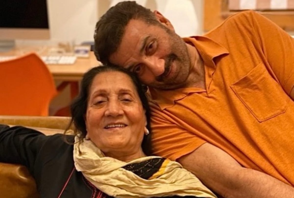 Sunny deol and Bobby deol share picture on mother  birthday