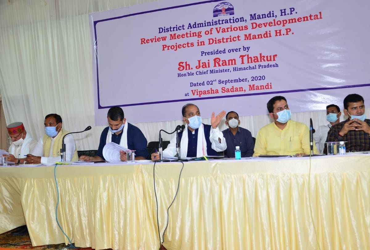 CM Jairam Thakur in review meeting of various developmental projects in Mandi at Vipasha Sadan