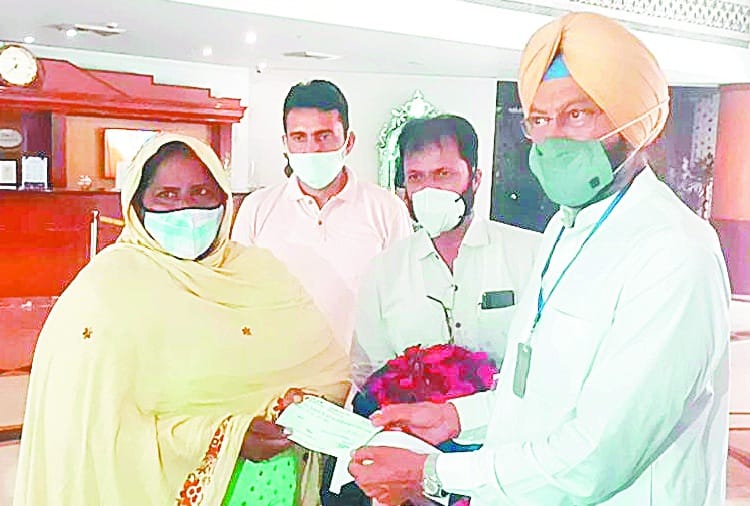 Punjab Sports Minister handed over cheque of five lakh rupees to woman boxer