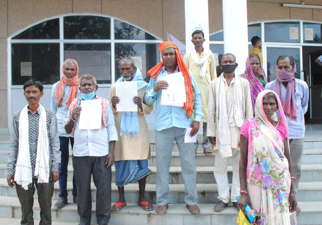 Demonstration on Kisan Samman Nidhi and non-compensation