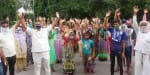 फरीदाबाद एसी नगर के निवासी पीने के पानी की समस्या को लेकर नगर निगम मुख्यालय पर प्रदर्शन करते हुए ?