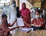 बाजपुर कोतवाली में तहरीर देती पीड़िता और आयोग की पूर्व उपाध्यक्ष लोहनी।