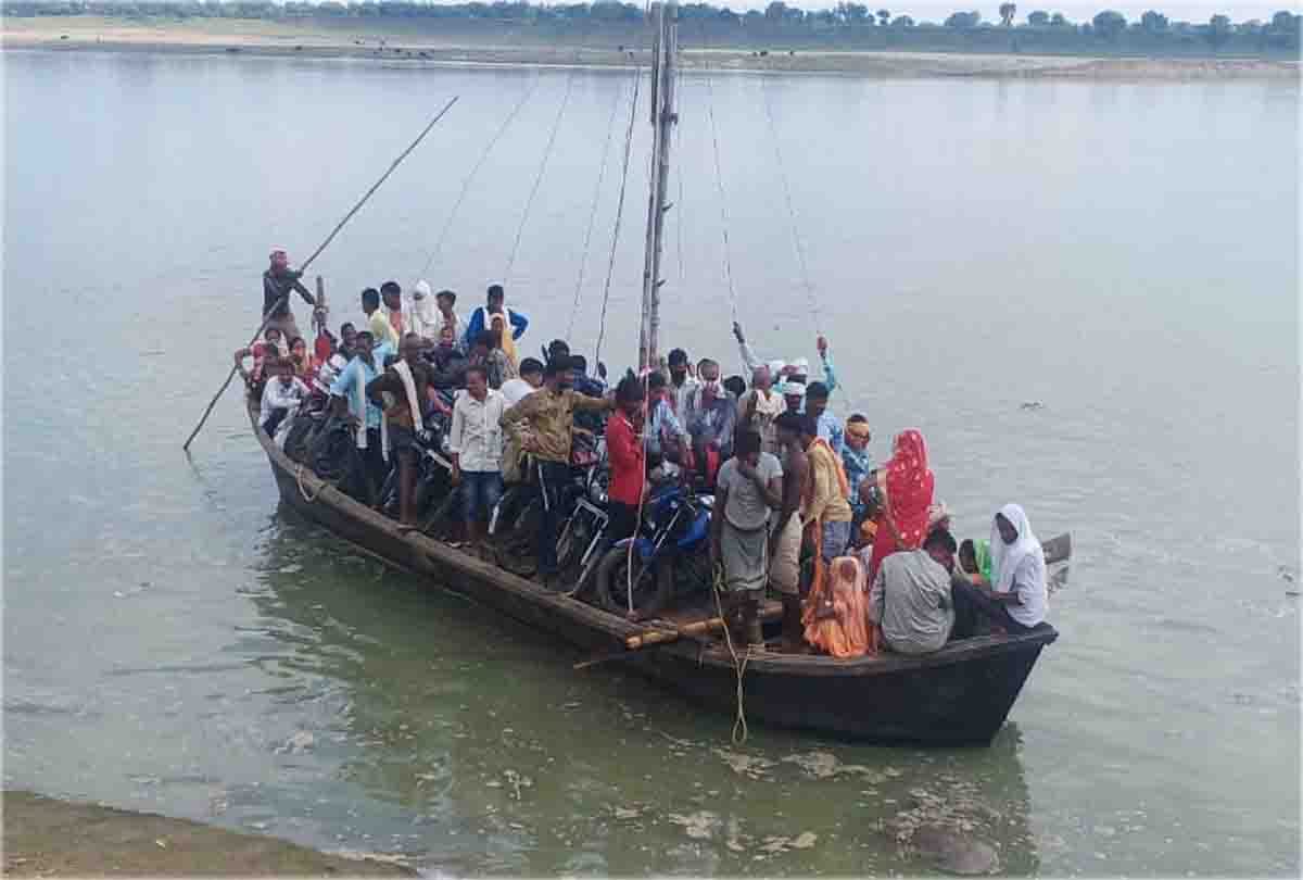 Overload boat saved from overturning in fatehpur