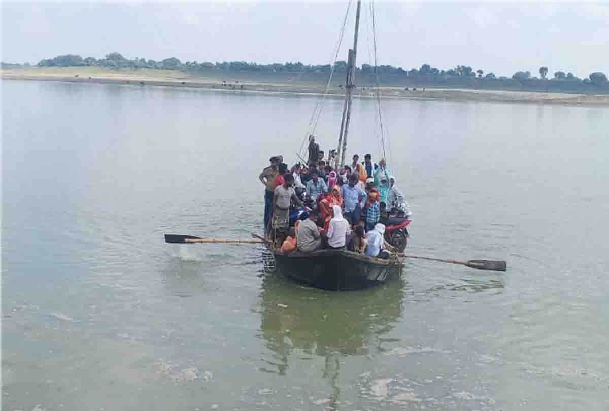 Overload boat saved from overturning in fatehpur