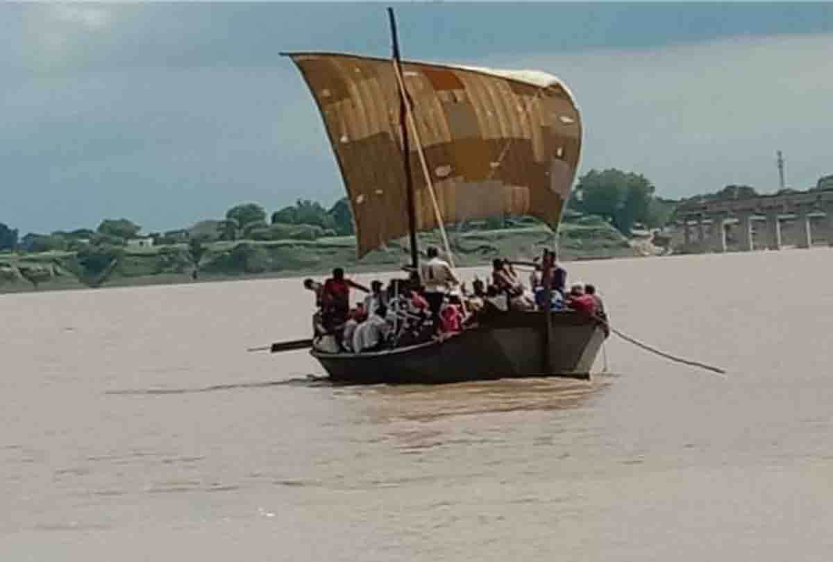 Overload boat saved from overturning in fatehpur