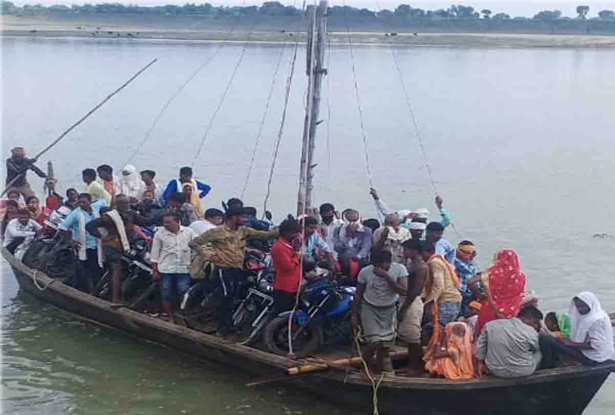 Overload boat saved from overturning in fatehpur