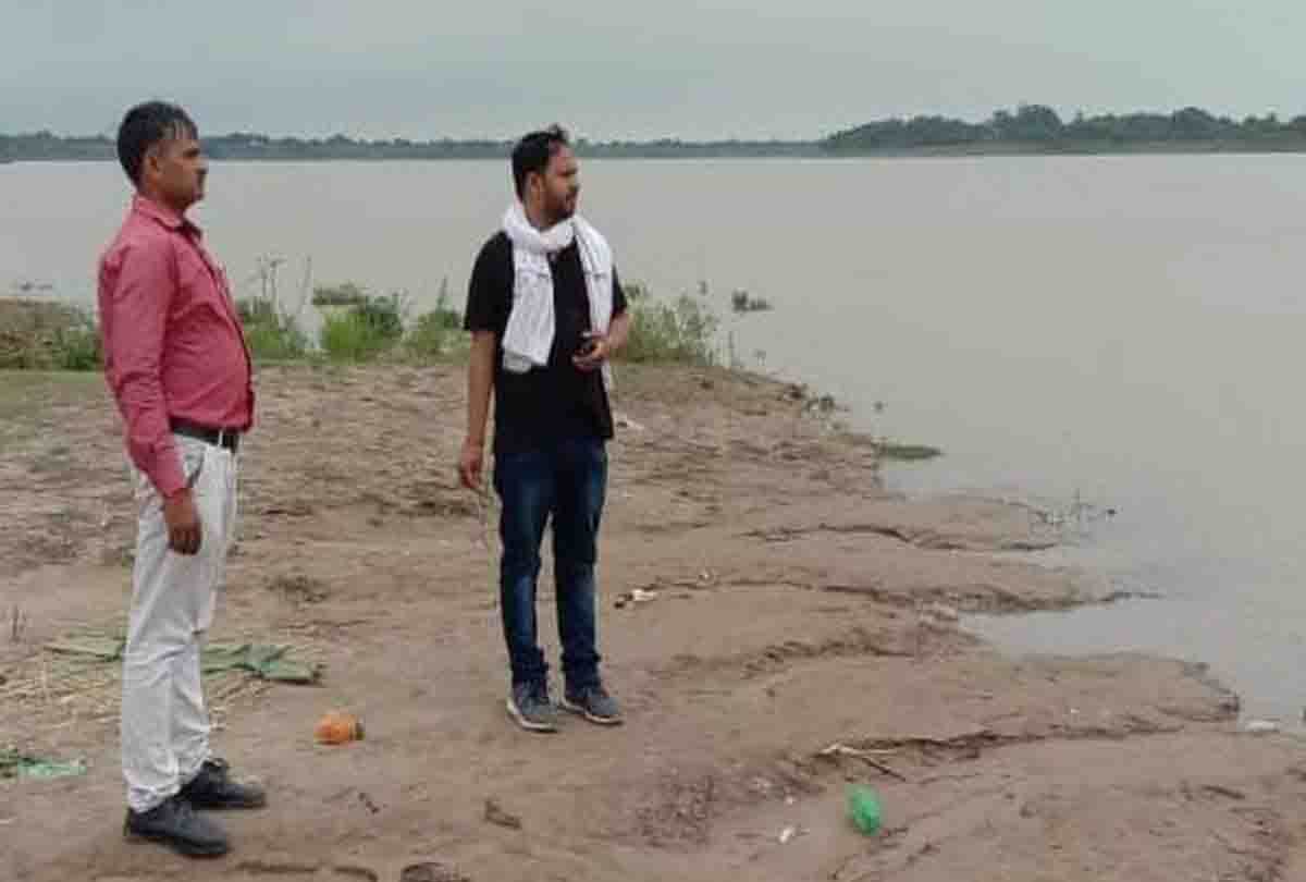 Overload boat saved from overturning in fatehpur