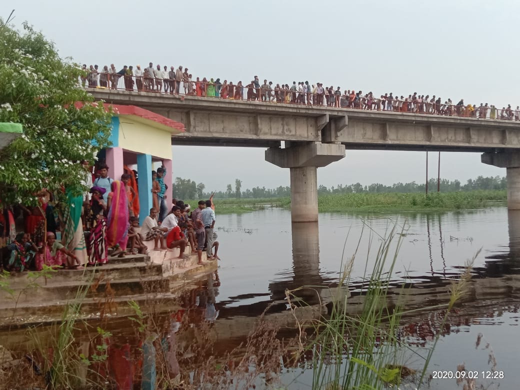 Young man jumped into the river from Gomti's Amrighat bridge