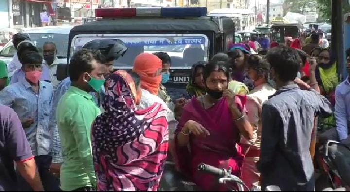 Varanasi: Finance company accused of grabbing money