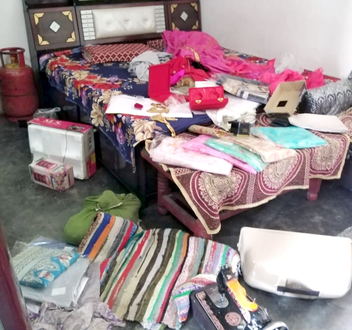 Jewelry worth lakhs of rupees from three houses, cash stolen