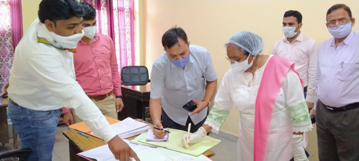 DM found five officers and eight personnel absent in Vikas Bhavan